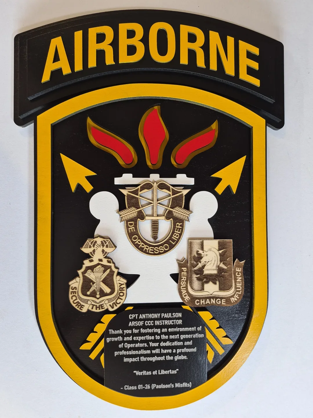 Airborne presentation shield with a skull, crossed swords and a yellow bordered tab.