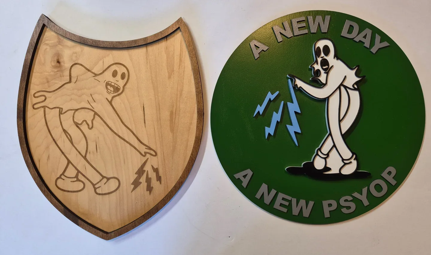 Engraved wooden shield beside a round green golf plaque with a golfer illustration.